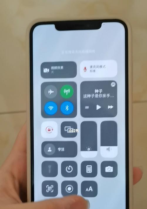 如何查看iPhone的电池使用时间？（掌握这些方法，轻松了解你的iPhone电池使用情况）