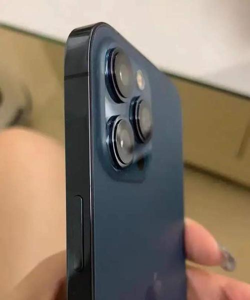 解决iPhone12严重发热问题的有效方法（让你的iPhone12冷静下来，热情依旧）